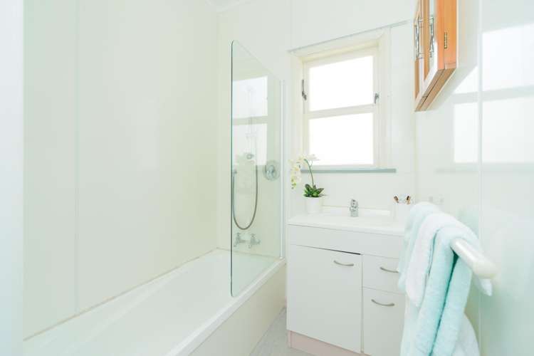 97 Savage Crescent West End_13