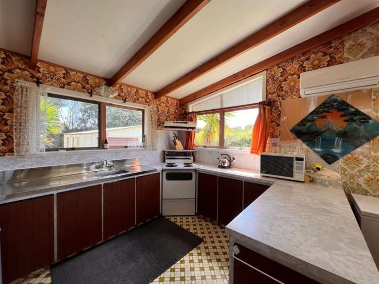 7 Esplanade Marokopa_5