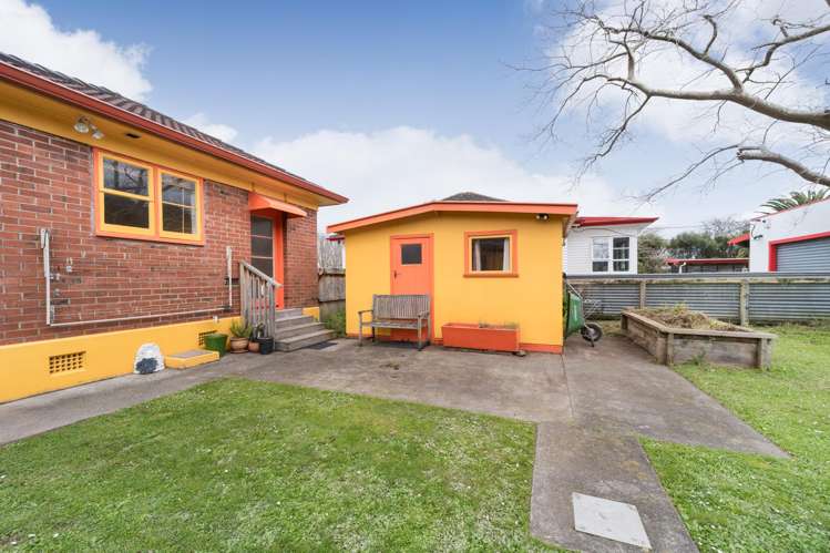 121 Savage Crescent West End_15