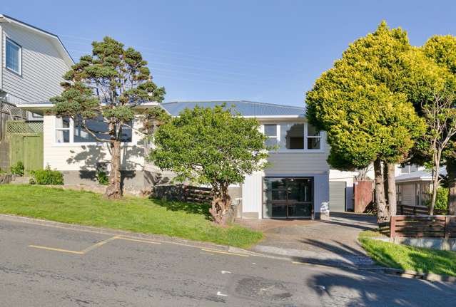 Estate Sale - Sun, Space & Flexible Living