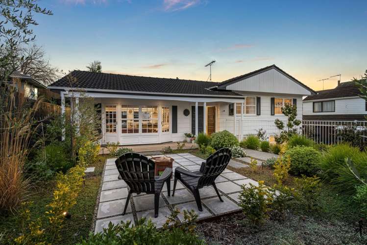 16 Pickwick Parade Mellons Bay_1