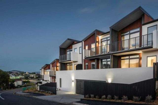 Jville, 2 Bed+OSP near-new! BEO $595K (CV $620K)