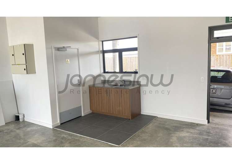 2/228 Edmonton Road Te Atatu South_3