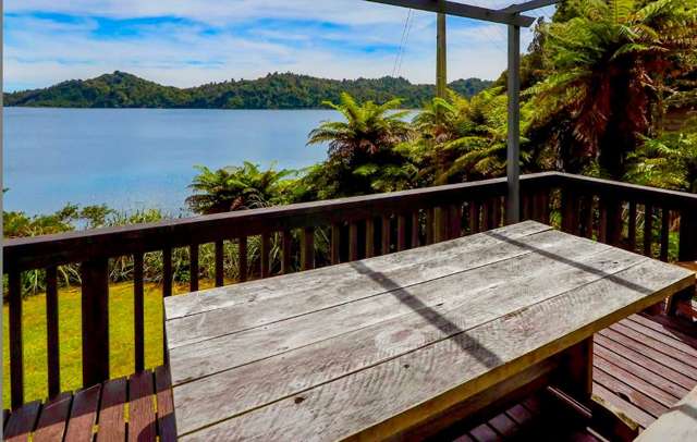 Iconic kiwi bach with sublime lake views