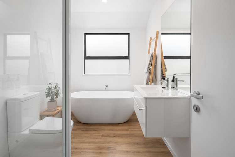 32a Harvard Road Burleigh_16