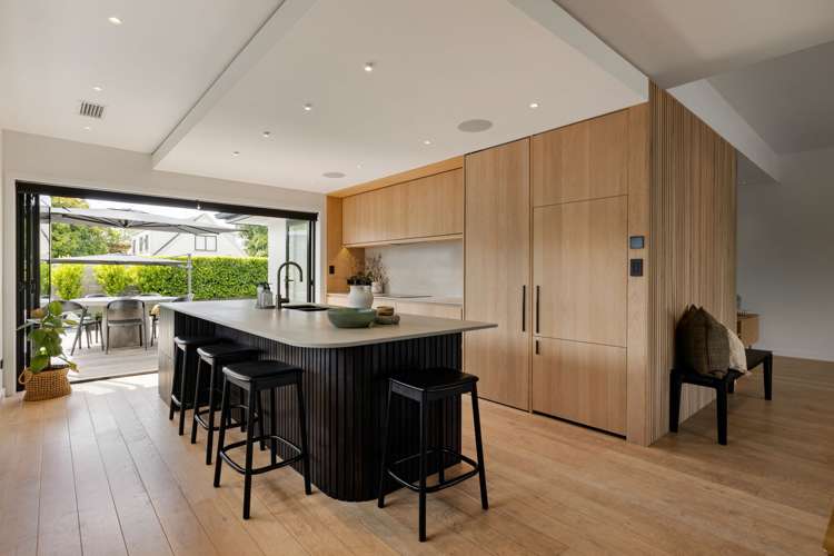 788 River Road Chartwell_3