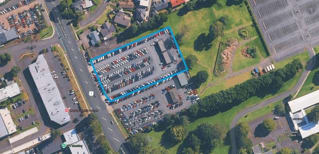 Modern Manukau Hub with Massive Yard!