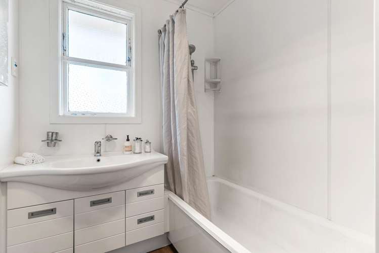 2 Christopher Way Paparangi_13