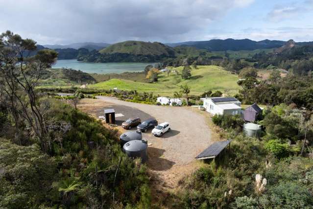 OFF-GRID WITH HARBOUR VIEWS