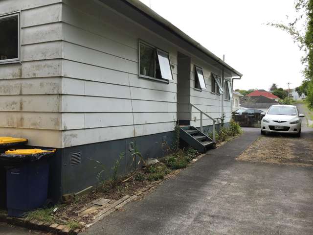 Very Private, Tidy 3 Bedroom House with Large Deck