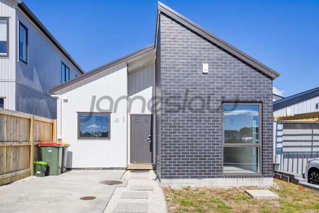 Standalone 3 Bed Near Westgate