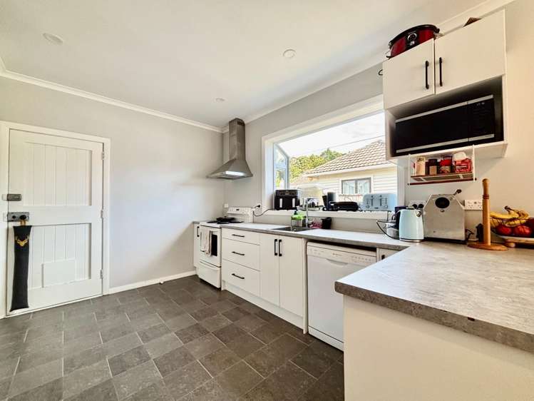 105 Main Road Wainuiomata_5