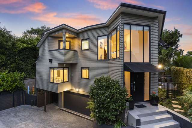 Titirangi Retreat in the Heart of the Bays