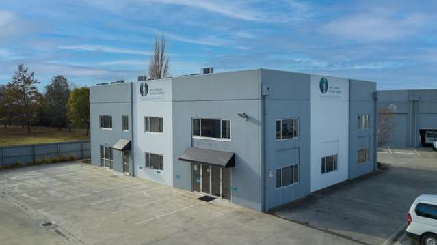 Tidy & Versatile Office With Carparking