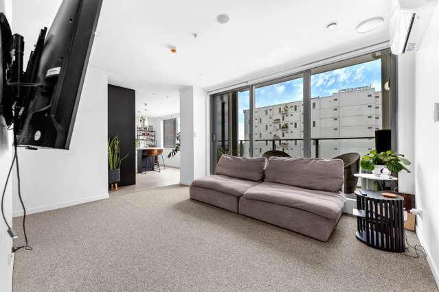 Vendor Says SELL! City Fringe with Harbour Views