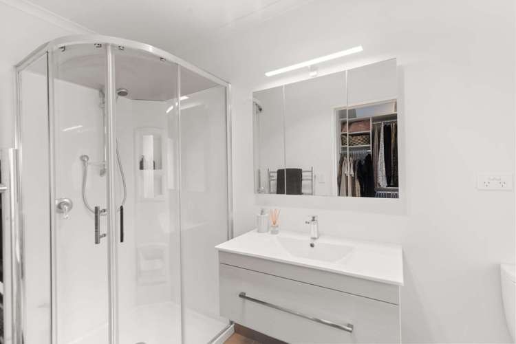 62 Fairose Drive Richmond_10