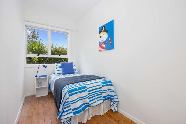 9 Piccadilly Circus Snells Beach_14