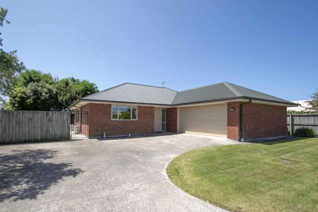 Spacious Living - Overseas Owner Says Sell!