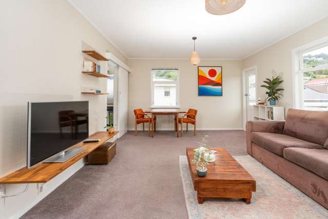 2/139 Queens Drive Lyall Bay_3