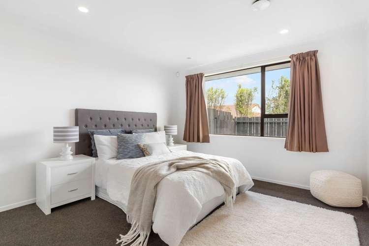 2/56 Challen Close Conifer Grove_13