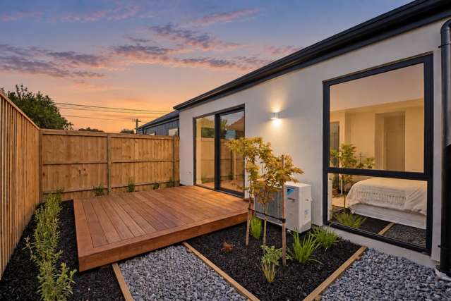 Single-Level Modern Living with Car Park