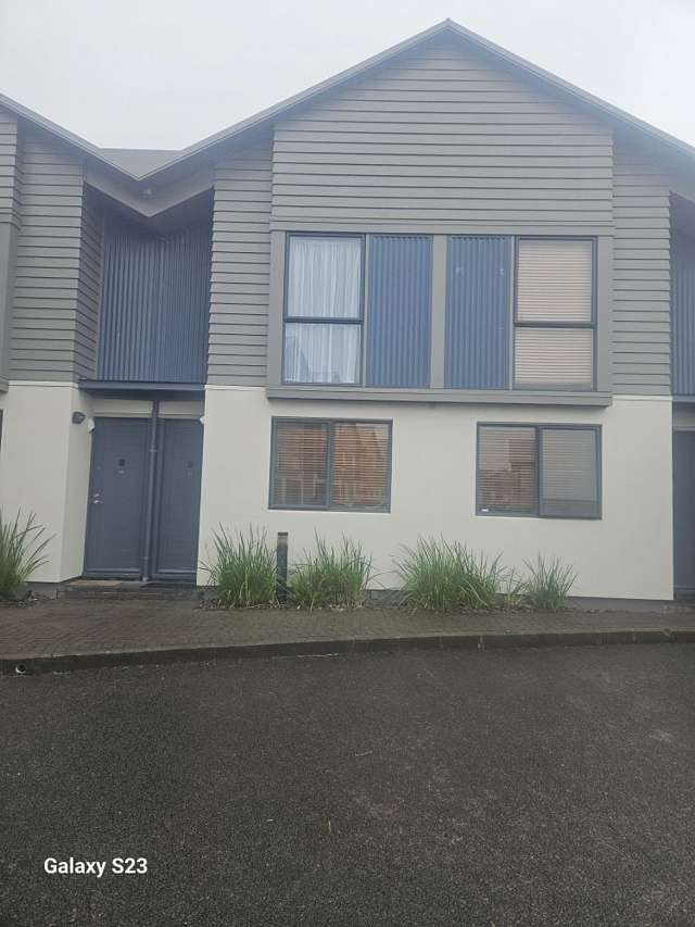 Modern Townhouse in Convenient Mount Wellington