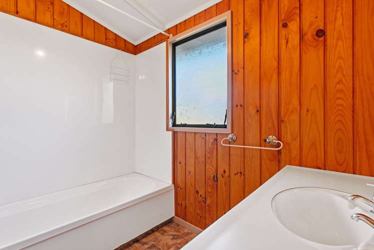 76 Saint Annes Crescent Wattle Downs_18