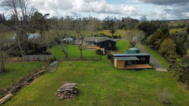 Charming Rural 5-Bed Home & Cottage Near Waipapa