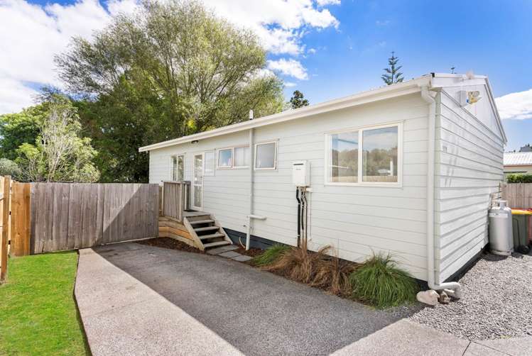 2/137 Awaroa Road Helensville_16