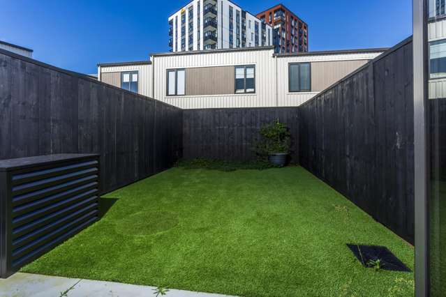 Handy & Easy Lifestyle at Park Avenue!