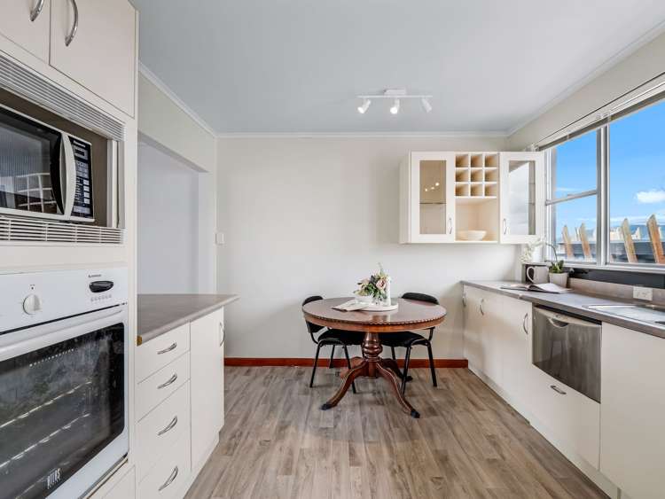 10/1221 Hinemaru Street_2