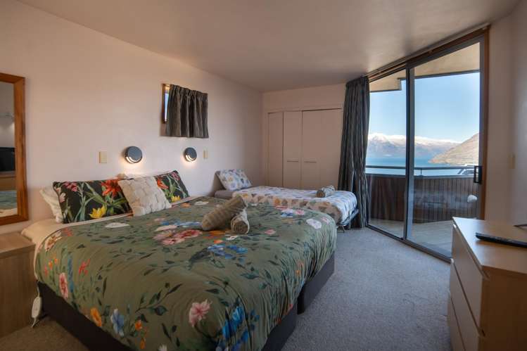 132 Wynyard Crescent Fernhill/Sunshine Bay_12