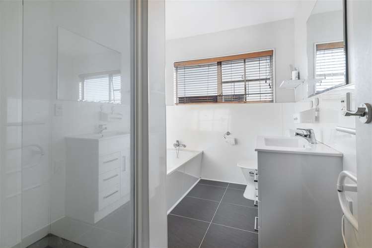 7 Apsley Drive Russley_12