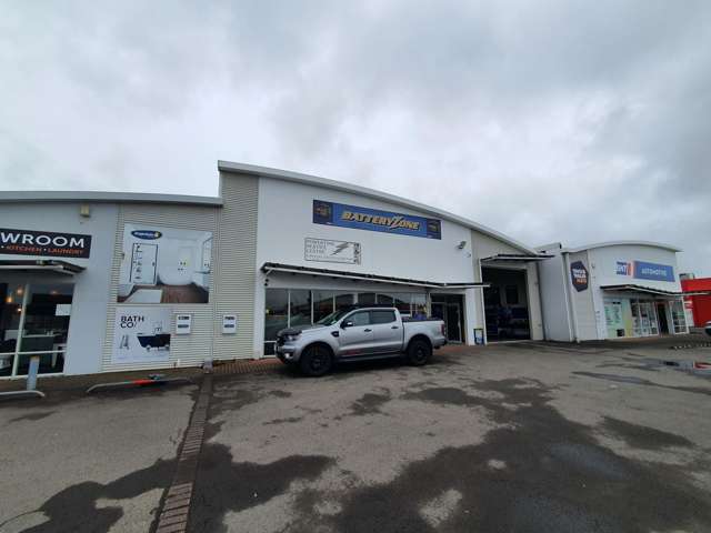 Showroom and workshop in top trade location