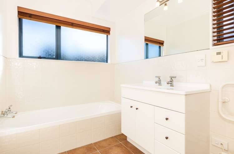 1/2 Astelia Way Waipahihi_13