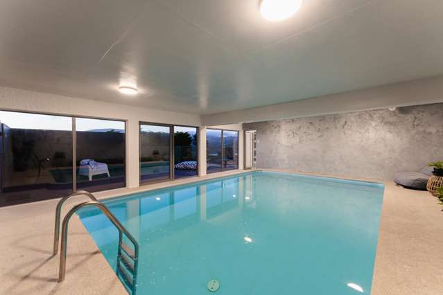 Quality+ Swimming Pool+ Garaging for 4 cars,+ Views