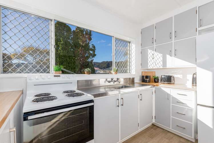 1/2 Matthews Road Wainuiomata_11