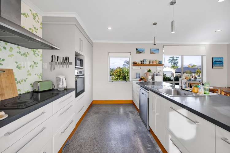 17 Elizabeth Grove Stratford_11