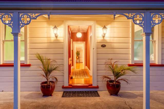 MODERNISED HISTORIC CBD RESIDENCE - WALK TO BEACH