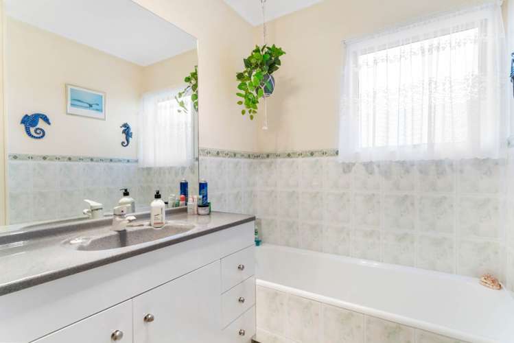 42a Target Road Totara Vale_10