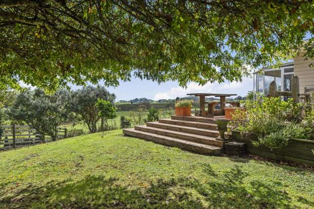 Charming Rural Retreat with Stunning Views!