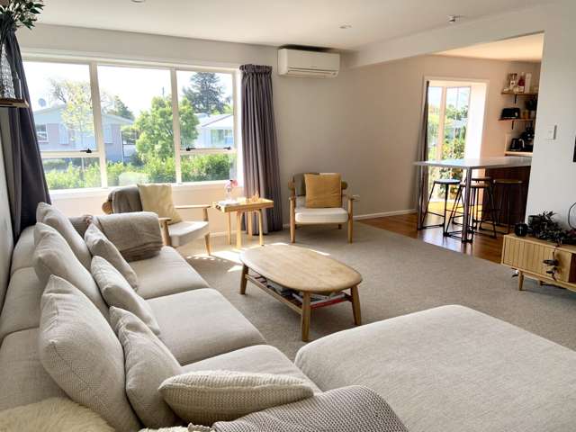 Immaculate fully furnished modernised 2 bedroom townhouse in prime location!