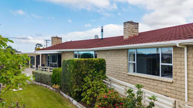 Pretty as a Picture – with Stunning Gardens