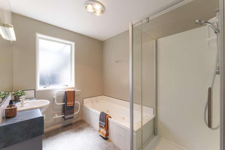 2 Delaware Crescent Russley_11