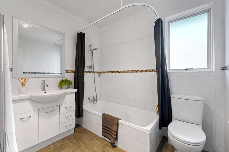 12 Towra Place Botany Downs_15