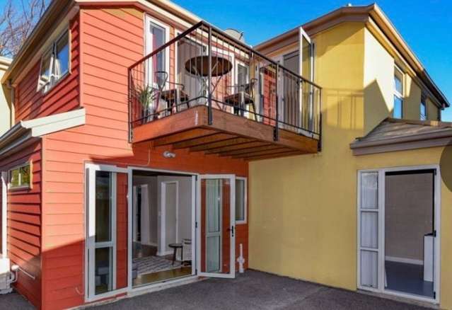 Sunny 3bed townhouse, garage + off street park