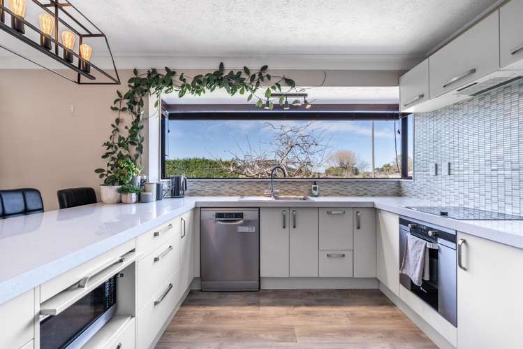 700 Queens Drive Waikiwi_5