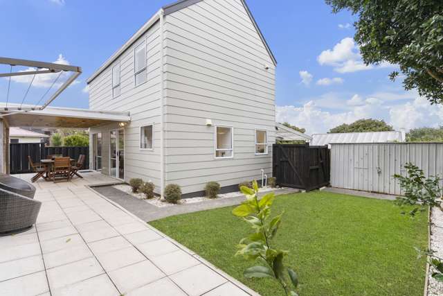 SUN-DRENCHED STARTER HOME!