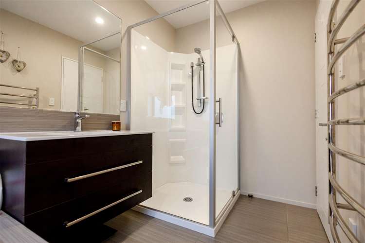 8 Higgins Place Paroa_18