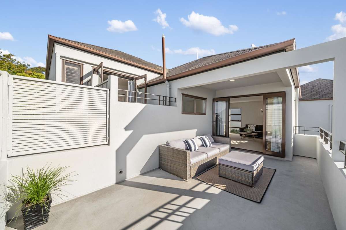 2/13 Waiatarua Road_5